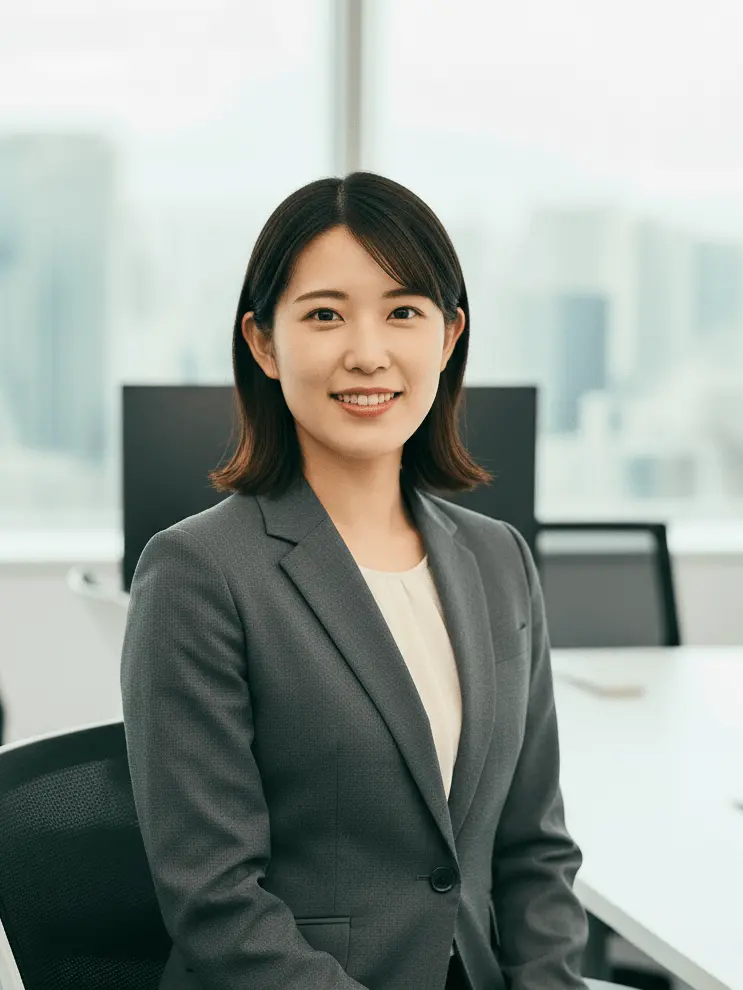 黒いスーツを着た笑顔の女性